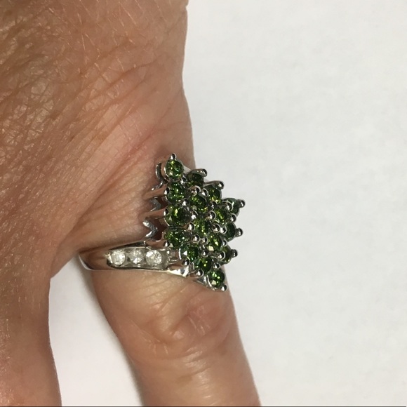 10k White Gold Green Diamond Ring - Picture 4 of 8